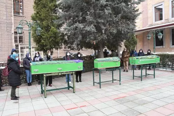 Tokkal çifti ve çocukları, son yolculuklarına uğurlanıyor; Annenin feryadı yürek yaktı (2) Tokkal çifti ve çocukları, son yolculuklarına uğurlanıyor; Annenin feryadı yürek yaktı (2)