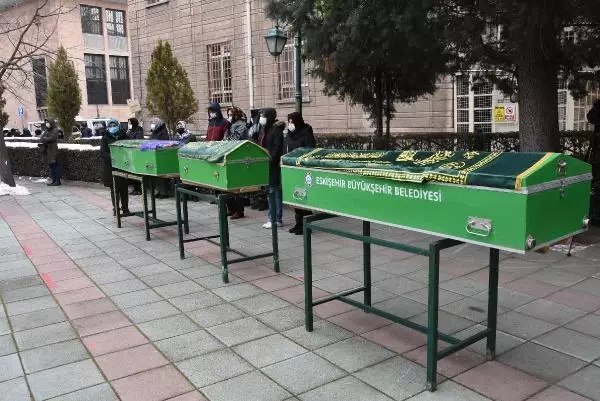 Tokkal çifti ve çocukları, son yolculuklarına uğurlanıyor; Annenin feryadı yürek yaktı (2) Tokkal çifti ve çocukları, son yolculuklarına uğurlanıyor; Annenin feryadı yürek yaktı (2)