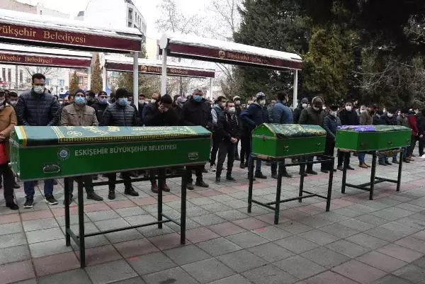 Tokkal çifti ve çocukları, son yolculuklarına uğurlanıyor; Annenin feryadı yürek yaktı (2) Tokkal çifti ve çocukları, son yolculuklarına uğurlanıyor; Annenin feryadı yürek yaktı (2)