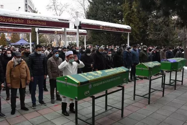 Tokkal çifti ve çocukları, son yolculuklarına uğurlanıyor; Annenin feryadı yürek yaktı (2) Tokkal çifti ve çocukları, son yolculuklarına uğurlanıyor; Annenin feryadı yürek yaktı (2)