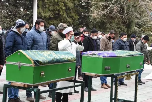 Tokkal çifti ve çocukları, son yolculuklarına uğurlanıyor; Annenin feryadı yürek yaktı (2) Tokkal çifti ve çocukları, son yolculuklarına uğurlanıyor; Annenin feryadı yürek yaktı (2)