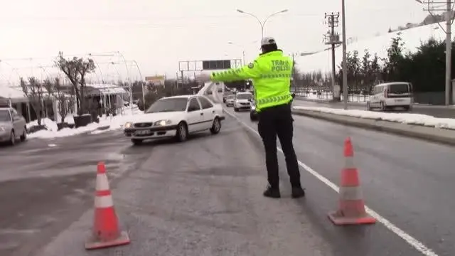 Trafik ekipleri, sürücü ve yolculara kandil simidi dağıttı Trafik ekipleri, sürücü ve yolculara kandil simidi dağıttı