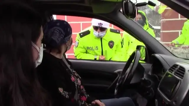 Trafik ekipleri, sürücü ve yolculara kandil simidi dağıttı Trafik ekipleri, sürücü ve yolculara kandil simidi dağıttı