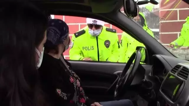 Trafik ekipleri, sürücü ve yolculara kandil simidi dağıttı Trafik ekipleri, sürücü ve yolculara kandil simidi dağıttı