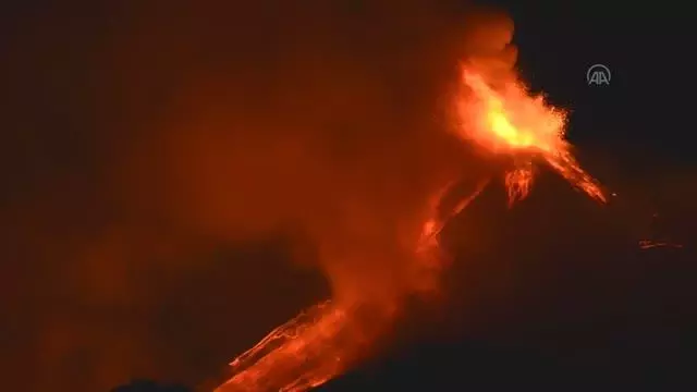 Yeniden faaliyete geçen Etna yanardağı bölgeyi tehdit ediyor Yeniden faaliyete geçen Etna yanardağı bölgeyi tehdit ediyor
