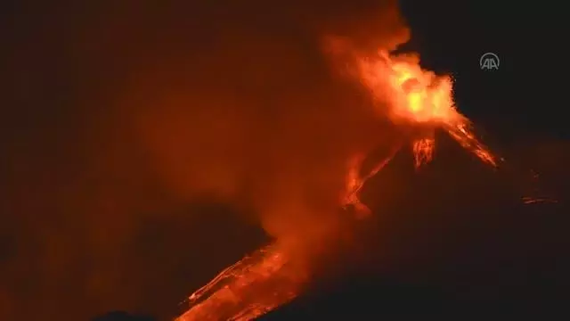 Yeniden faaliyete geçen Etna yanardağı bölgeyi tehdit ediyor Yeniden faaliyete geçen Etna yanardağı bölgeyi tehdit ediyor