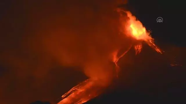 Yeniden faaliyete geçen Etna yanardağı bölgeyi tehdit ediyor Yeniden faaliyete geçen Etna yanardağı bölgeyi tehdit ediyor