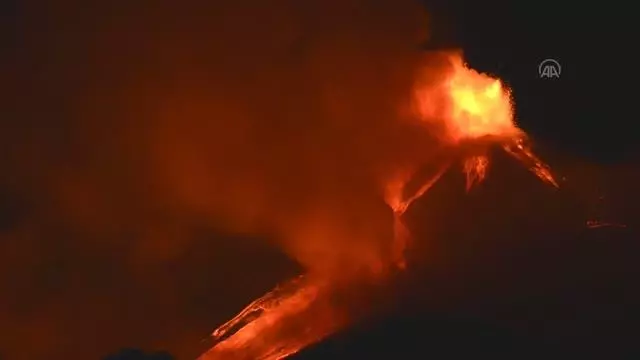 Yeniden faaliyete geçen Etna yanardağı bölgeyi tehdit ediyor Yeniden faaliyete geçen Etna yanardağı bölgeyi tehdit ediyor