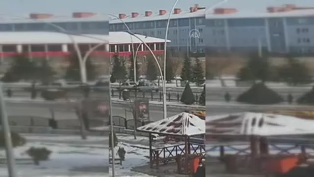Yolda kalan aracı ayaklarıyla iten iki kişi ilginç görüntü oluşturdu Yolda kalan aracı ayaklarıyla iten iki kişi ilginç görüntü oluşturdu