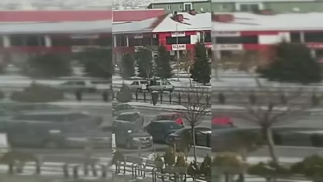 Yolda kalan aracı ayaklarıyla iten iki kişi ilginç görüntü oluşturdu Yolda kalan aracı ayaklarıyla iten iki kişi ilginç görüntü oluşturdu