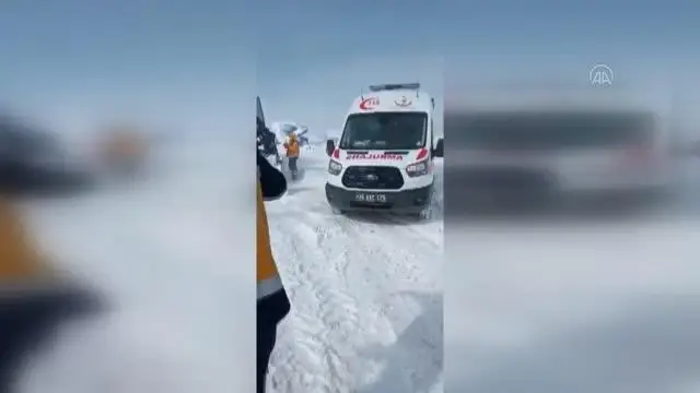 Son dakika haberleri: Yolu kardan kapanan köyde mahsur kalan hasta ekiplerce hastaneye kaldırıldı Son dakika haberleri: Yolu kardan kapanan köyde mahsur kalan hasta ekiplerce hastaneye kaldırıldı