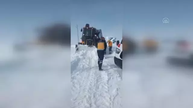 Son dakika haberleri: Yolu kardan kapanan köyde mahsur kalan hasta ekiplerce hastaneye kaldırıldı Son dakika haberleri: Yolu kardan kapanan köyde mahsur kalan hasta ekiplerce hastaneye kaldırıldı