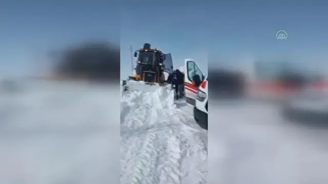 Son dakika haberleri: Yolu kardan kapanan köyde mahsur kalan hasta ekiplerce hastaneye kaldırıldı Son dakika haberleri: Yolu kardan kapanan köyde mahsur kalan hasta ekiplerce hastaneye kaldırıldı