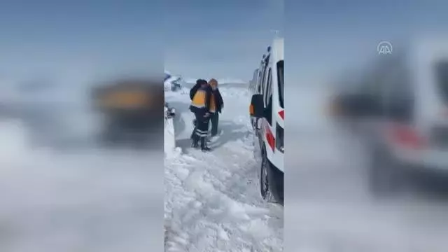 Son dakika haberleri: Yolu kardan kapanan köyde mahsur kalan hasta ekiplerce hastaneye kaldırıldı Son dakika haberleri: Yolu kardan kapanan köyde mahsur kalan hasta ekiplerce hastaneye kaldırıldı
