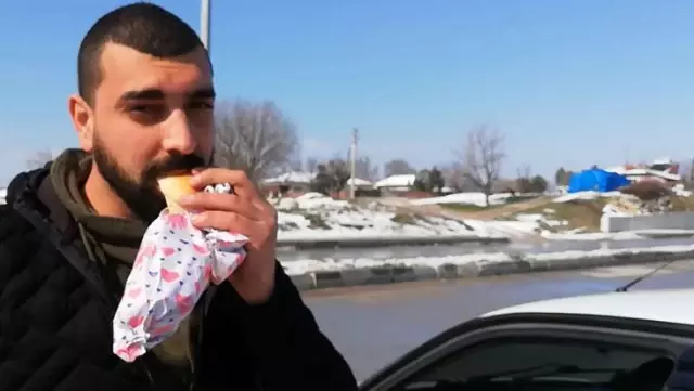 3 kişinin yaralandığı kazada ilginç anlar! Polisi köfte ekmek yiyerek beklediler 3 kişinin yaralandığı kazada ilginç anlar! Polisi köfte ekmek yiyerek beklediler