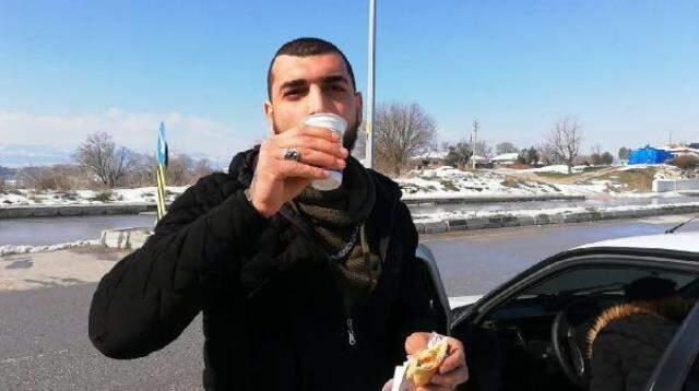 3 kişinin yaralandığı kazada ilginç anlar! Polisi köfte ekmek yiyerek beklediler 3 kişinin yaralandığı kazada ilginç anlar! Polisi köfte ekmek yiyerek beklediler