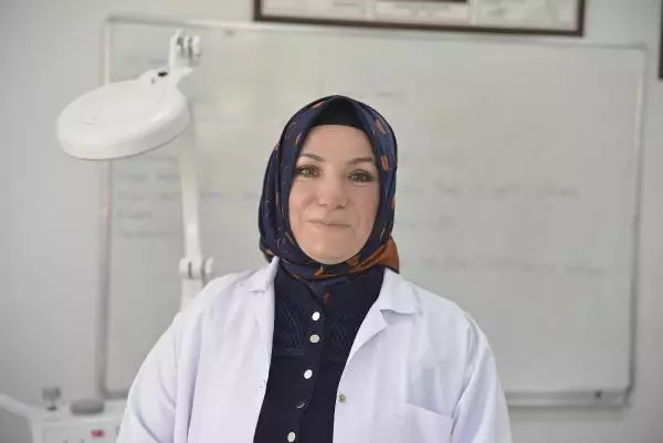 Son dakika gündem: 45 yaşında üniversite okuyup, güzellik eğitmeni oldu Son dakika gündem: 45 yaşında üniversite okuyup, güzellik eğitmeni oldu