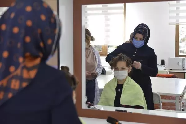 Son dakika gündem: 45 yaşında üniversite okuyup, güzellik eğitmeni oldu Son dakika gündem: 45 yaşında üniversite okuyup, güzellik eğitmeni oldu
