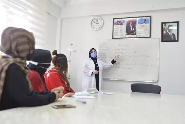 Son dakika gündem: 45 yaşında üniversite okuyup, güzellik eğitmeni oldu Son dakika gündem: 45 yaşında üniversite okuyup, güzellik eğitmeni oldu
