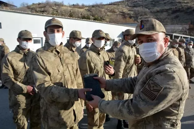 'Mahide nine'nin ördüğü atkılar Şırnak'taki askerleri ısıtacak 'Mahide nine'nin ördüğü atkılar Şırnak'taki askerleri ısıtacak