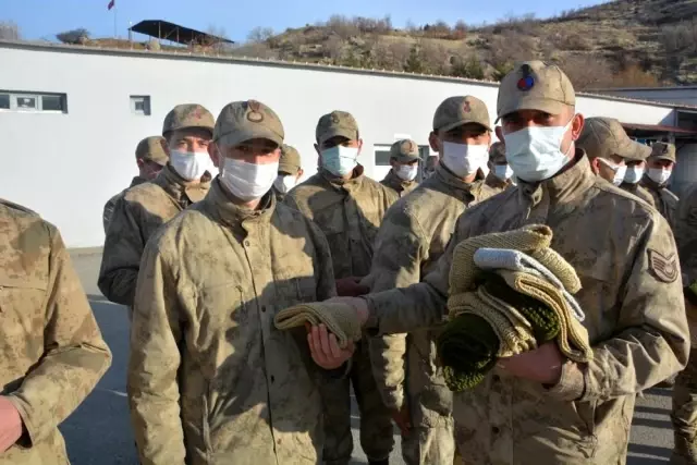 'Mahide nine'nin ördüğü atkılar Şırnak'taki askerleri ısıtacak 'Mahide nine'nin ördüğü atkılar Şırnak'taki askerleri ısıtacak