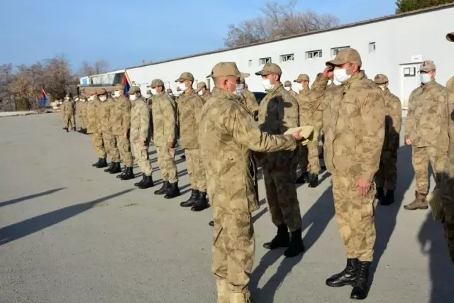 'Mahide nine'nin ördüğü atkılar Şırnak'taki askerleri ısıtacak 'Mahide nine'nin ördüğü atkılar Şırnak'taki askerleri ısıtacak