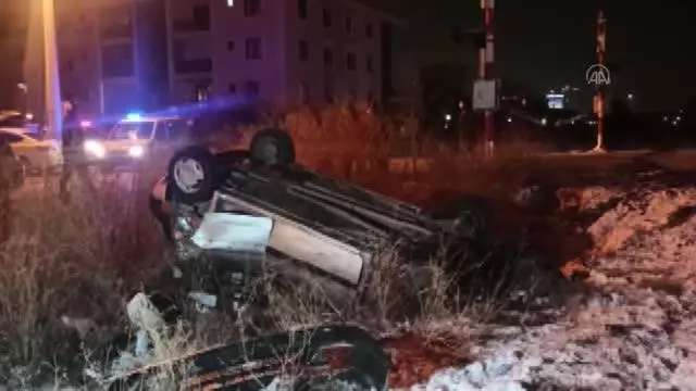 AFYONKARAHİSAR - Hemzemin geçitte trenin çarptığı otomobil sürücüsü ile yanındaki yolcu yaralandı AFYONKARAHİSAR - Hemzemin geçitte trenin çarptığı otomobil sürücüsü ile yanındaki yolcu yaralandı