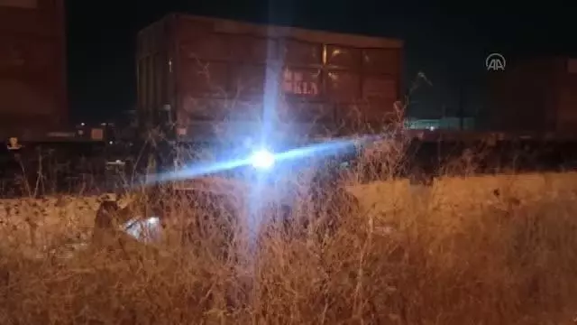 AFYONKARAHİSAR - Hemzemin geçitte trenin çarptığı otomobil sürücüsü ile yanındaki yolcu yaralandı AFYONKARAHİSAR - Hemzemin geçitte trenin çarptığı otomobil sürücüsü ile yanındaki yolcu yaralandı
