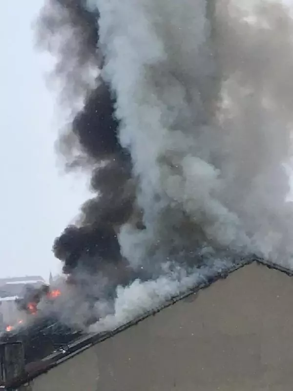 Ağrı'da, 5 katlı binanın çatısında çıkan yangın korkuttu Ağrı'da, 5 katlı binanın çatısında çıkan yangın korkuttu