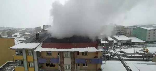 Ağrı'da, 5 katlı binanın çatısında çıkan yangın korkuttu Ağrı'da, 5 katlı binanın çatısında çıkan yangın korkuttu