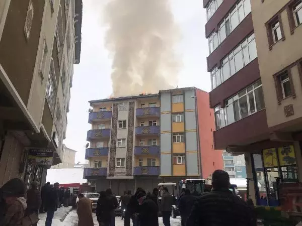 Ağrı'da, 5 katlı binanın çatısında çıkan yangın korkuttu Ağrı'da, 5 katlı binanın çatısında çıkan yangın korkuttu