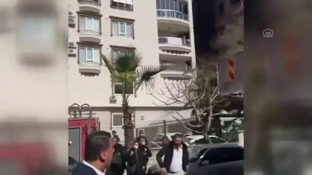 Alanya'da bir binanın çatı katında çıkan yangın hasara yol açtı Alanya'da bir binanın çatı katında çıkan yangın hasara yol açtı