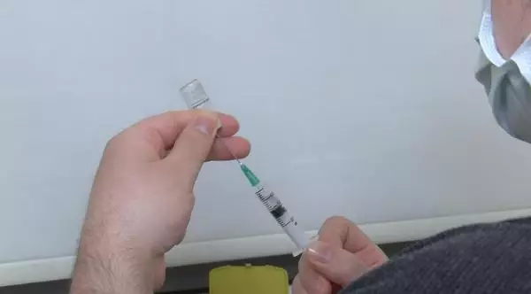 ALERJİSİ OLANLARA ÖNEMLİ UYARI; KORONAVİRÜS AŞISI ÖNCESİ BUNLARA DİKKAT ALERJİSİ OLANLARA ÖNEMLİ UYARI; KORONAVİRÜS AŞISI ÖNCESİ BUNLARA DİKKAT