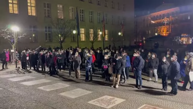 Almanya'da Hanau kentindeki ırkçı terör saldırısının kurbanları anıldı Almanya'da Hanau kentindeki ırkçı terör saldırısının kurbanları anıldı