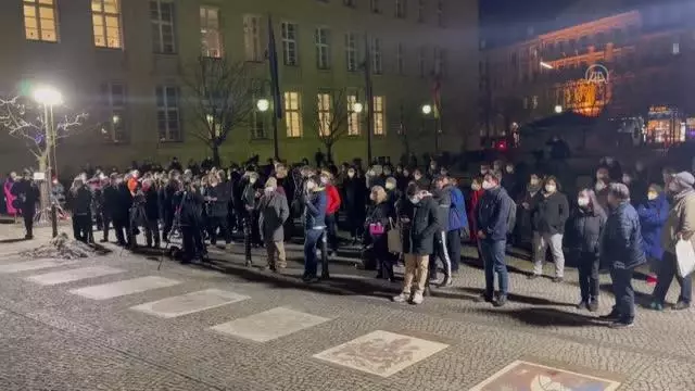 Almanya'da Hanau kentindeki ırkçı terör saldırısının kurbanları anıldı Almanya'da Hanau kentindeki ırkçı terör saldırısının kurbanları anıldı
