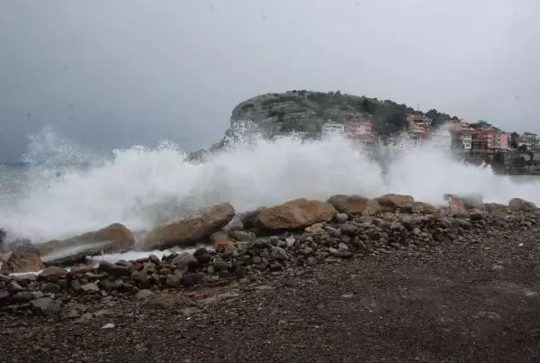 Amasra'da rüzgar etkili oldu Amasra'da rüzgar etkili oldu