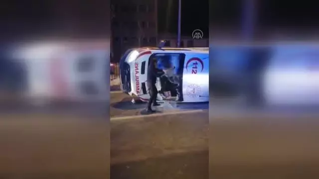 Ambulans devrildi: 3 yaralı Ambulans devrildi: 3 yaralı