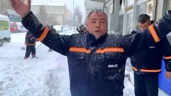 Ardahan'da belediye işçilerinden türkülü kar temizliği Ardahan'da belediye işçilerinden türkülü kar temizliği