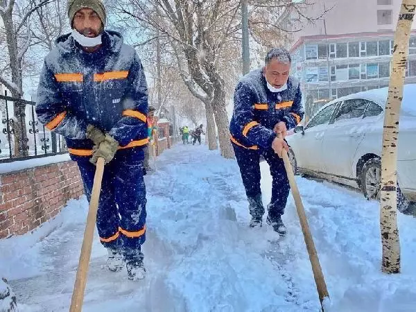 Ardahan'da belediye işçilerinden türkülü kar temizliği Ardahan'da belediye işçilerinden türkülü kar temizliği