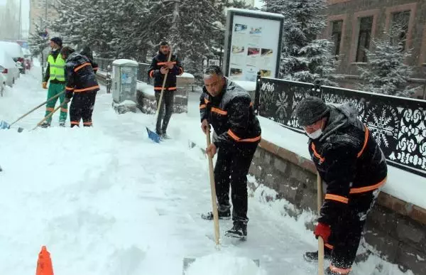 Ardahan'da belediye işçilerinden türkülü kar temizliği Ardahan'da belediye işçilerinden türkülü kar temizliği