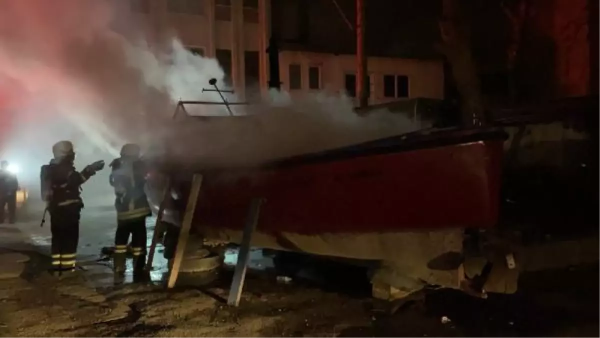 Balıkçının, evinin önündeki takası yandı