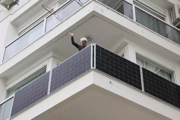 Balkonda kurulan panelle güneşten elektrik enerjisi Balkonda kurulan panelle güneşten elektrik enerjisi