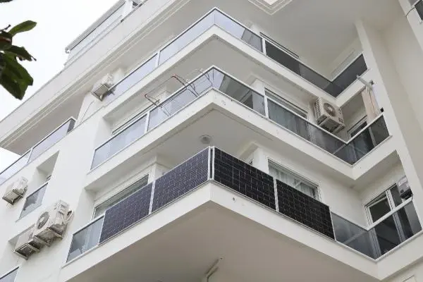 Balkonda kurulan panelle güneşten elektrik enerjisi Balkonda kurulan panelle güneşten elektrik enerjisi