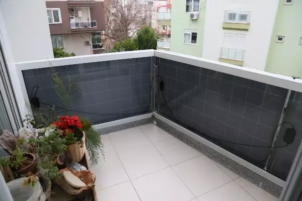 Balkonda kurulan panelle güneşten elektrik enerjisi Balkonda kurulan panelle güneşten elektrik enerjisi