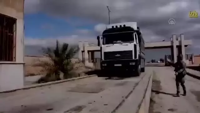 Barış Pınarı Harekatı'yla PKK/YPG'den kurtarılan köyün silolarındaki tahıl bölge halkına dağıtılıyor Barış Pınarı Harekatı'yla PKK/YPG'den kurtarılan köyün silolarındaki tahıl bölge halkına dağıtılıyor
