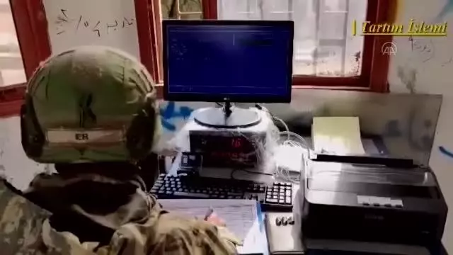 Barış Pınarı Harekatı'yla PKK/YPG'den kurtarılan köyün silolarındaki tahıl bölge halkına dağıtılıyor Barış Pınarı Harekatı'yla PKK/YPG'den kurtarılan köyün silolarındaki tahıl bölge halkına dağıtılıyor