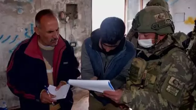 Barış Pınarı Harekatı'yla PKK/YPG'den kurtarılan köyün silolarındaki tahıl bölge halkına dağıtılıyor Barış Pınarı Harekatı'yla PKK/YPG'den kurtarılan köyün silolarındaki tahıl bölge halkına dağıtılıyor
