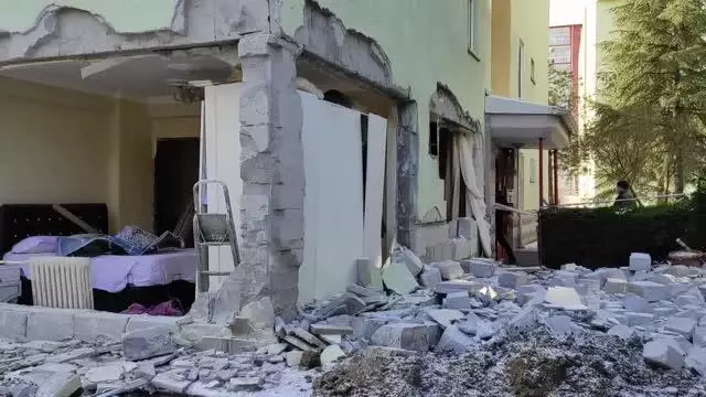 Başkentte doğal gaz patlamasının meydana geldiği binada inceleme sürüyor Başkentte doğal gaz patlamasının meydana geldiği binada inceleme sürüyor