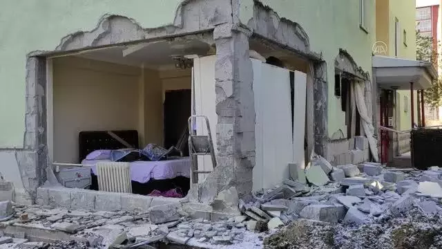 Başkentte doğal gaz patlamasının meydana geldiği binada inceleme sürüyor Başkentte doğal gaz patlamasının meydana geldiği binada inceleme sürüyor