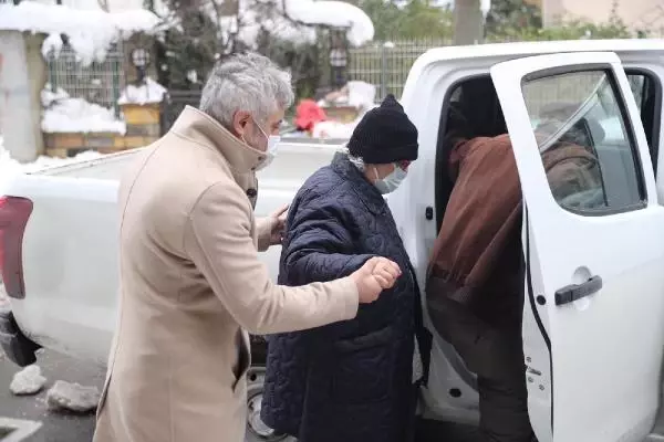 Belediye ekipleri yaşlı çifti aşı randevusuna yetiştirdi Belediye ekipleri yaşlı çifti aşı randevusuna yetiştirdi